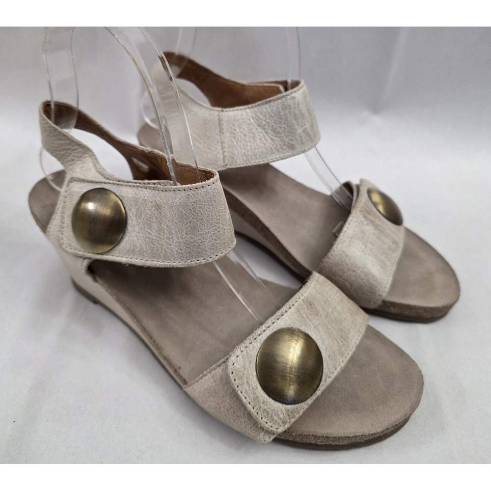 Taos (Sz 38 7.5 US) Carousel 3 Tan Wedge Sandals Strap Buttons